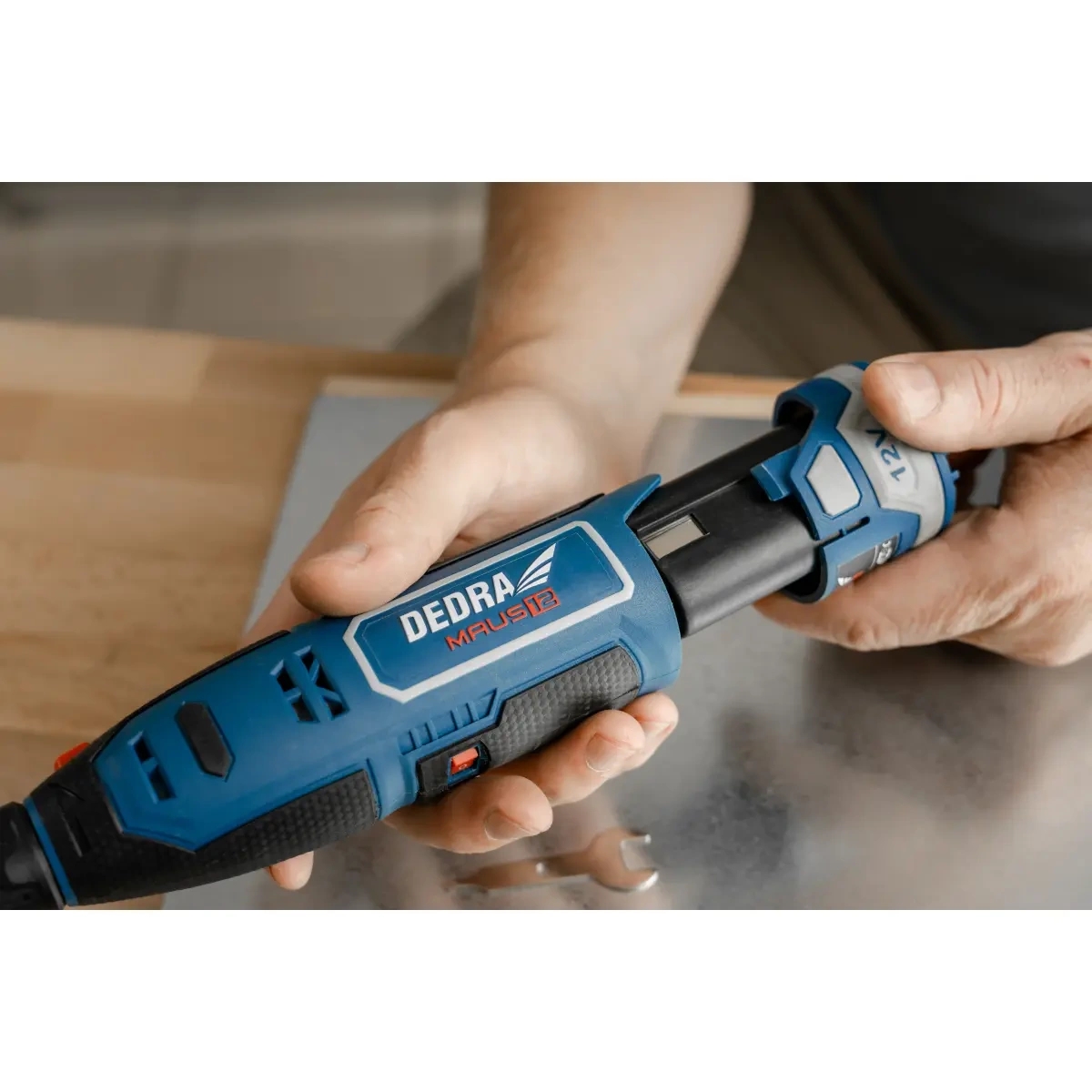 Elektritööriistade komplekt DEDRA MAUS DED7310T10: 12 V akuga minilihvija DED7340Z1 koos 47 tarvikuga, 2 Ah aku DED7320, USB-C laadimiskaabel DED7300